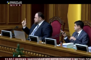"Слуг народа" подловили на передаче "тайных сигналов" однопартийцам