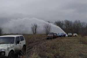 Под Лисичанском в районе Белогоровского водозабора из-под земли хлещет мощнейший "гейзер": видео