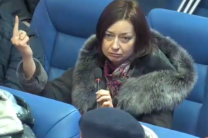 "55 миллионов в оффшорах": На сессии Лисичанского горсовета депутат показала средний палец на неудобный вопрос мэра