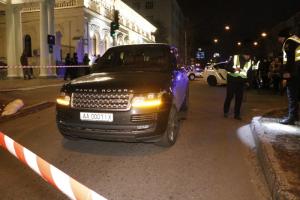 В Киеве обстреляли автомобиль Range Rover, убит ребенок
