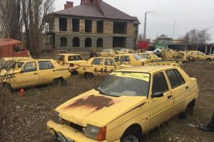 "Атмосфера декаданса": В Украине обнаружили "кладбище" желтых такси ЗАЗ