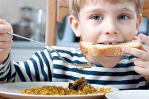 "Только хлеб съедобный": Чем кормят лисичанских детей в школах?