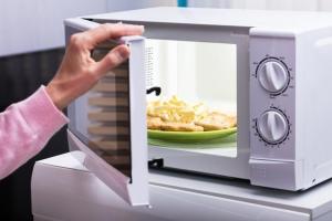 Чтобы обед не обернулся неприятностями: продукты, которые опасно греть в микроволновке