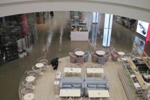 В Киеве прорвало теплотрассу, ТРЦ Ocean Plaza затопило кипятком: кадры