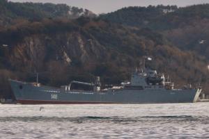 Российский большой десантный корабль притащили в Черное море на буксире
