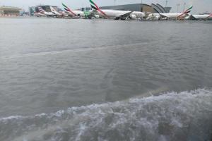 Дубай затопило из-за сильных дождей: под воду ушел аэропорт