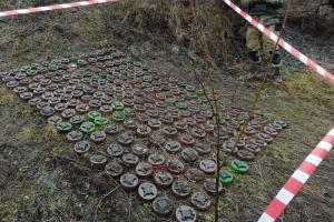 "Чудом никто не пострадал": В Орехово оккупанты установили 240 мин вблизи дорог и жилых домов