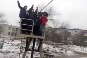 "Аж дух захватывает": в "лучшем дворе" Северодонецка появился экстремальный аттракцион