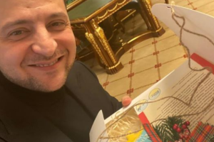 Зеленский показал подарок от детей из украинского Нью-Йорка