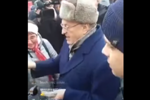 Жириновский в Москве раздавал деньги "крепостным и холопам": видео