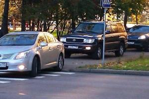 Водителей будут лишать прав за езду по тротуарам?