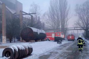 Мог взорваться пропан: В Лисичанске тушили пожар на предприятии
