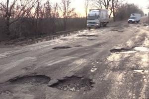 "Сделайте дорогу": Украинцы развесили дорожные знаки для чиновников