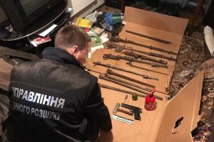 Лисичанские правоохранители изъяли оружейный арсенал, который припрятал в квартире боевик "ЛНР"