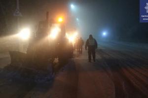 Лисичанск пока выдерживает удар снежной стихии: на улицах работает снегоуборочная техника