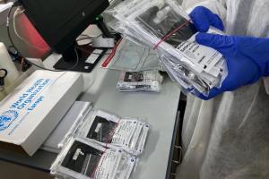 Хватит на обследование почти 1000 человек: ВОЗ передала Украине тест-системы для выявления коронавируса