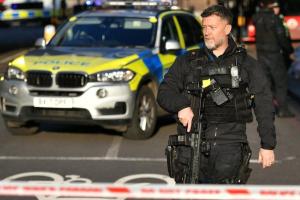 Теракт в Лондоне: Вооруженный мужчина с ножом напал на людей