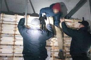 Спрятались в грузовике с яблоками: На Львовщине обнаружены иностранные мигранты