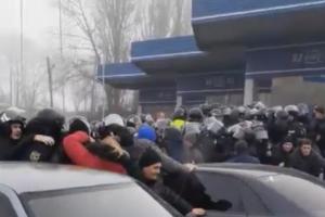 Бросали камни и разбивали окна: митингующие в Новых Санжарах встретили автобус с эвакуированными украинцами