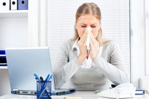 Украинским работодателям рекомендуют отправлять домой простуженных работников