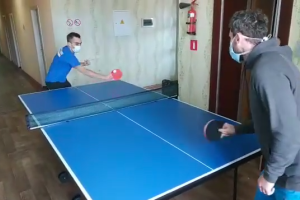 "Первый турнир по настольному теннису в условиях обсервации": как развлекаются эвакуированные в Новых Санжарах
