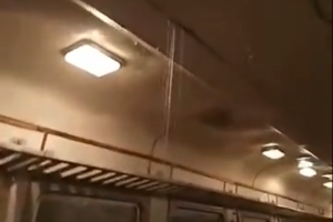 На пассажиров полился дождь с потолка: Новое видео из поезда "Укрзалізниці" подорвало сеть