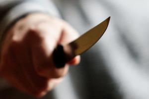 В Рубежном 62-летний уличный дебошир угрожал патрульным ножом