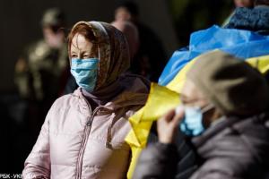 Больным коронавирусом в Украине разрешили ходить в магазины и аптеки