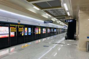 Ухань оживает: в городе снова заработало метро