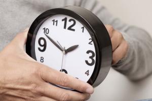 На час вперед: Украина завтра переходит на летнее время