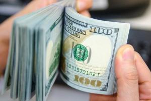 350 миллионов: Нацбанк второй день подряд продает доллары