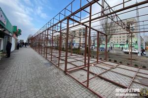 В Северодонецке сносят металлоконструкцию, которую неизвестные незаконно установили под покровом ночи