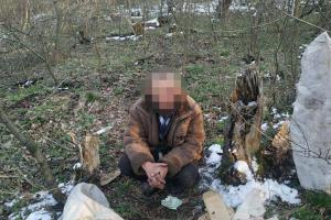 "Держал в руках бензопилу": В Лисичанске полицейские предотвратили незаконный спил деревьев 