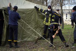 В городах Луганщины возле больниц развернули временные пункты приема больных коронавирусом