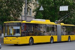 "Иди на..., ты десятый": В Киеве пассажир выбросил из троллейбуса кондуктора (видео)
