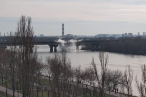 В Киеве "прорвало" мост Патона: кипяток полился в Днепр - видео