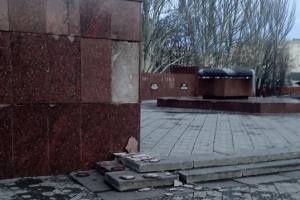 "Плита упала в метре от ребенка": В центре Лисичанска разваливается мемориал