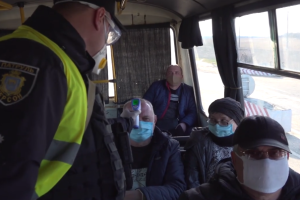 В полиции показали, как на въезде в Лисичанск происходит температурный скрининг