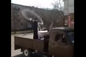 У каждого свои методы борьбы с коронавирусом: В соцсетях высмеяли действия закарпатского священника (видео)