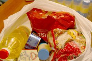 Минсоцполитики и АТБ раздадут полмиллиона продуктовых наборов: кто и когда может получить