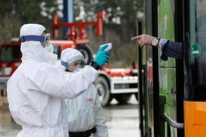 Пик заболеваемости COVID-19 в Украине снова "перенесли": сколько еще продлится карантин