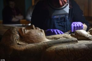 Археологи обнаружили в саркофаге 3000-летней мумии уникальные рисунки