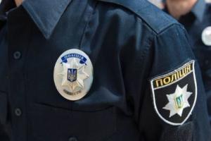 Толкали и дергали за одежду: В Рубежном девушки кинулись на полицейских с кулаками (видео)