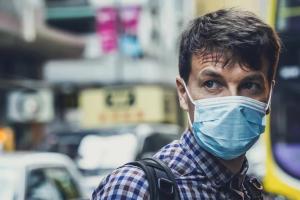 Можно ли ходить без маски по улице?: правительство обнародовало разъяснение новых запретов