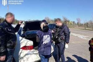 ГБР задержала полицейских, которые на дорогах Луганщины взимали "дань" с перевозчиков