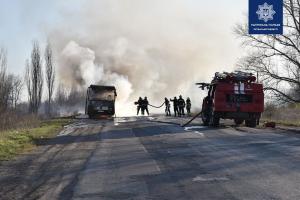 В Лисичанске на дороге загорелся автобус, перевозивший рабочих