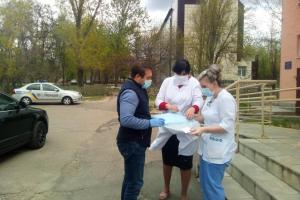 Гайдай передал врачам Рубежного многоразовые защитные костюмы