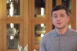 Зеленский поздравил украинцев с Пасхой и попросил оставаться дома