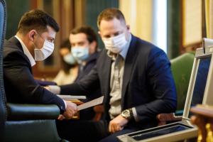 Правительство приняло решение проверять аптеки на наличие медицинских масок