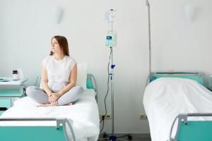 Питание платное: Кабмин определил правила пребывания украинцев в обсервации